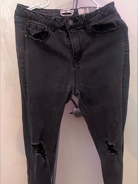 Indigo Rein Women’s Black distressed skinny ankle jeans ripped knee
